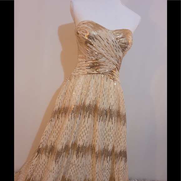 Golden Gown 💛 - Picture 6 of 17